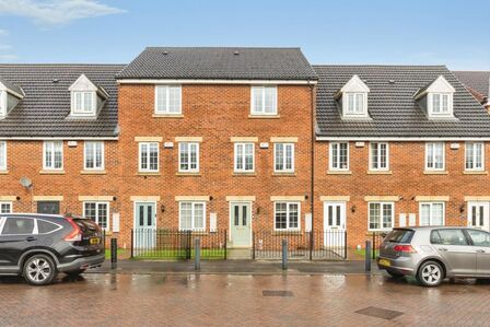 4 bedroom Mid Terrace House for sale