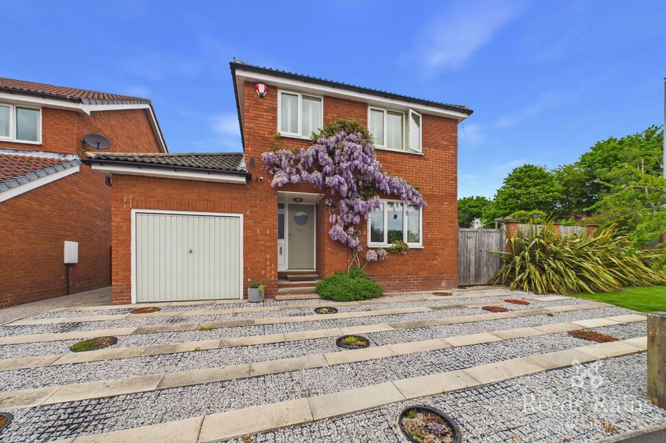 Main image of 4 bedroom Detached House for sale, Broadcroft Way, Tingley, West Yorkshire, WF3