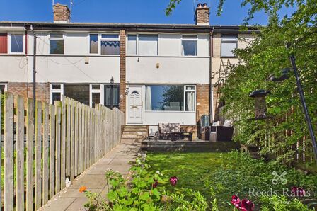 3 bedroom Mid Terrace House for sale