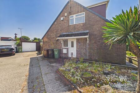 Foster Close, 3 bedroom Semi Detached House to rent, &pound;1,200 pcm