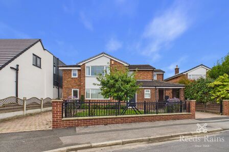 The Roundway, 4 bedroom Detached House for sale, &pound;599,950