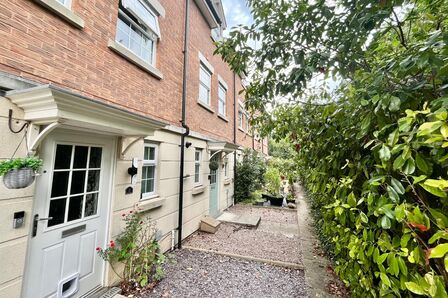 3 bedroom Mid Terrace House for sale