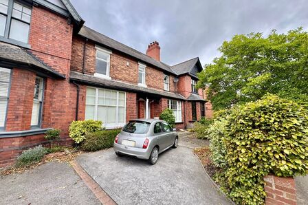 4 bedroom Mid Terrace House to rent