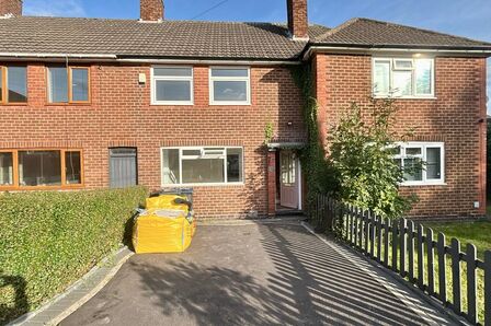 Penge Grove, 3 bedroom Mid Terrace House to rent, £1,150 pcm