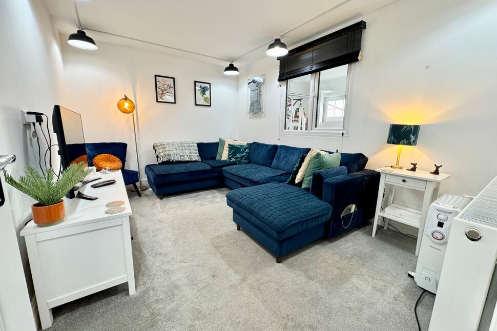 Sitting Room / Bed 6