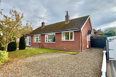 Mount Close, 2 bedroom Semi Detached Bungalow to rent, £895 pcm
