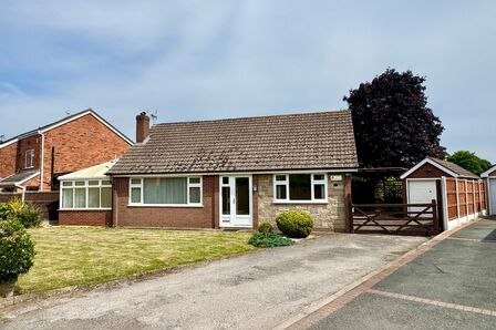 The Fields, 2 bedroom Detached Bungalow to rent, £1,300 pcm