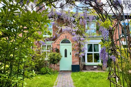 3 bedroom Mid Terrace House for sale