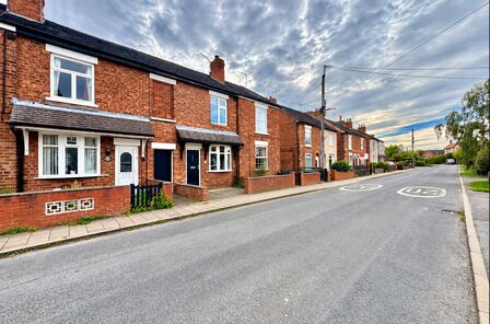 2 bedroom Mid Terrace House for sale