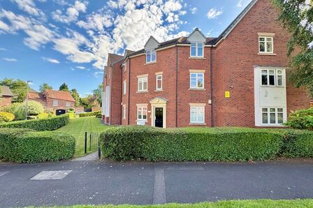 Byron Walk, 3 bedroom Flat to rent, &pound;950 pcm