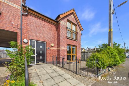 Loughside Court, 2 bedroom Flat to rent, &pound;925 pcm