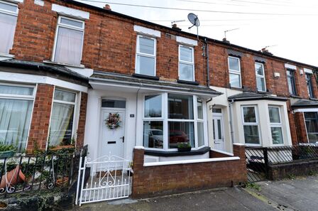 2 bedroom Mid Terrace House for sale