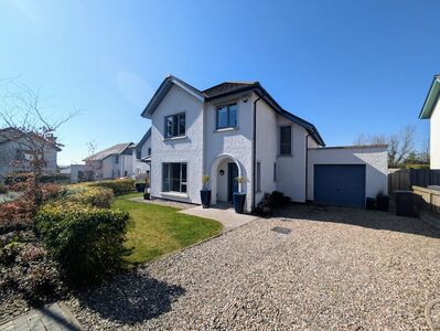 Whiteways Mews, 4 bedroom Detached House to rent, £1,500 pcm