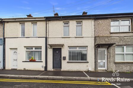 2 bedroom Mid Terrace House for sale