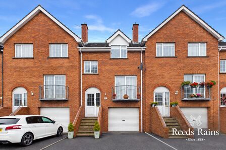 3 bedroom Mid Terrace House for sale