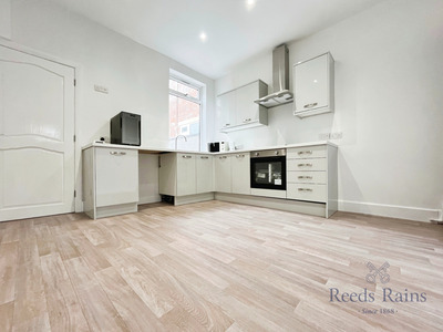 Langley Street, 2 bedroom Mid Terrace House to rent, £800 pcm