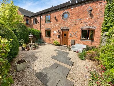Birches Farm Mews, 3 bedroom Mid Terrace House for sale, £250,000