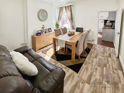 2 bedroom Mid Terrace House for sale