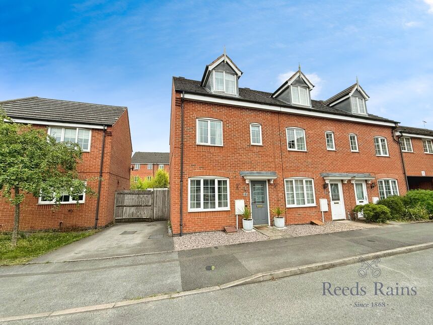 3 bedroom Mid Terrace House for sale