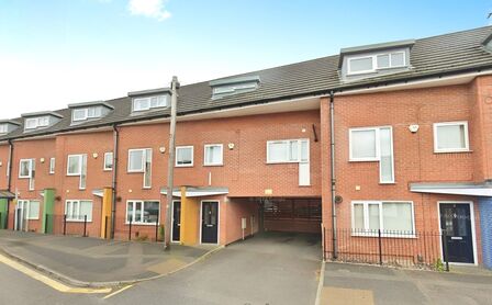 High Street, 2 bedroom  Flat to rent, £795 pcm