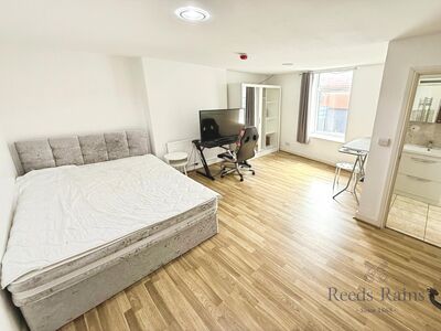 1 bedroom  Room to rent