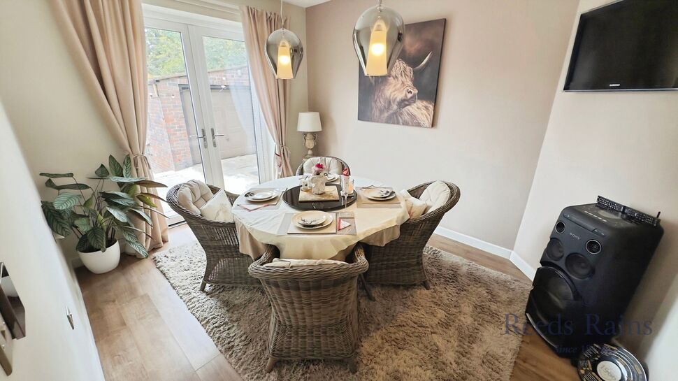 Dining Room / Bed 3