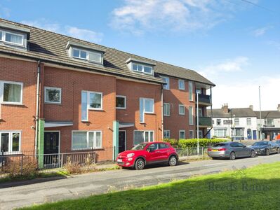 High Street, 3 bedroom Mid Terrace House to rent, &pound;900 pcm