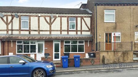 2 bedroom Mid Terrace House for sale