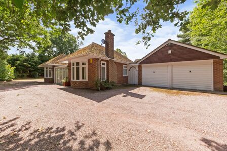 Whitegate Lane, 4 bedroom Detached Bungalow to rent, £2,250 pcm