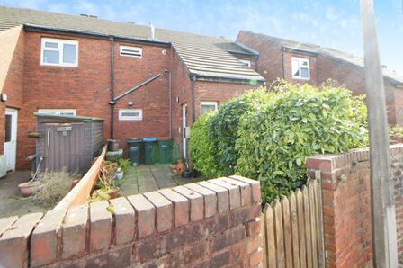 Harrisons Place, 1 bedroom  Flat for sale, £100,000