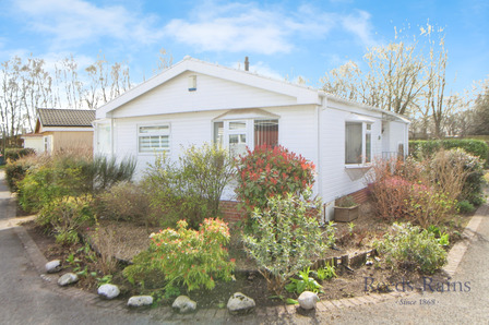 2 bedroom Detached Property for sale