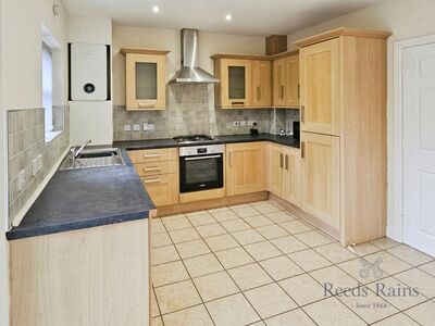 Plumbs Fold, 3 bedroom End Terrace House to rent, &pound;1,100 pcm