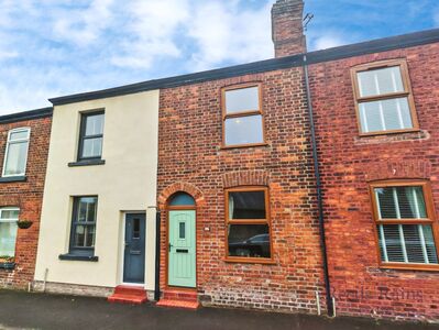 2 bedroom Mid Terrace House for sale