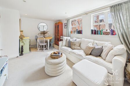 2 bedroom Flat for sale