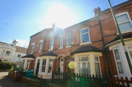 Forest Grove, Mid Terrace House to rent, £150 weekly