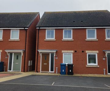 Woodpecker Close, 2 bedroom Semi Detached House to rent, £1,300 pcm