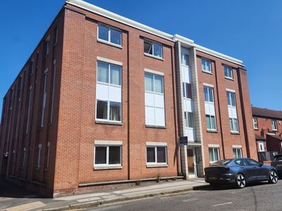 Haydn Road, 2 bedroom  Flat for sale, £115,000