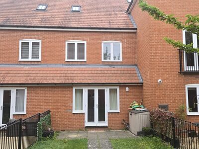 3 bedroom Mid Terrace House to rent