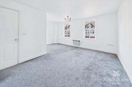 Wallcroft Gardens, 2 bedroom Flat to rent, &pound;700 pcm