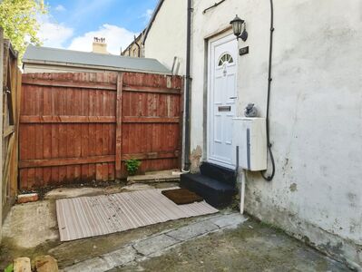 Bank Street, 2 bedroom Flat to rent, &pound;800 pcm