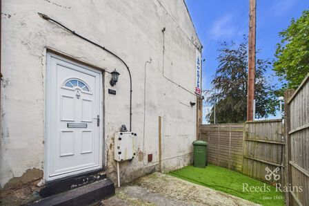 Bank Street, 2 bedroom Flat to rent, &pound;800 pcm