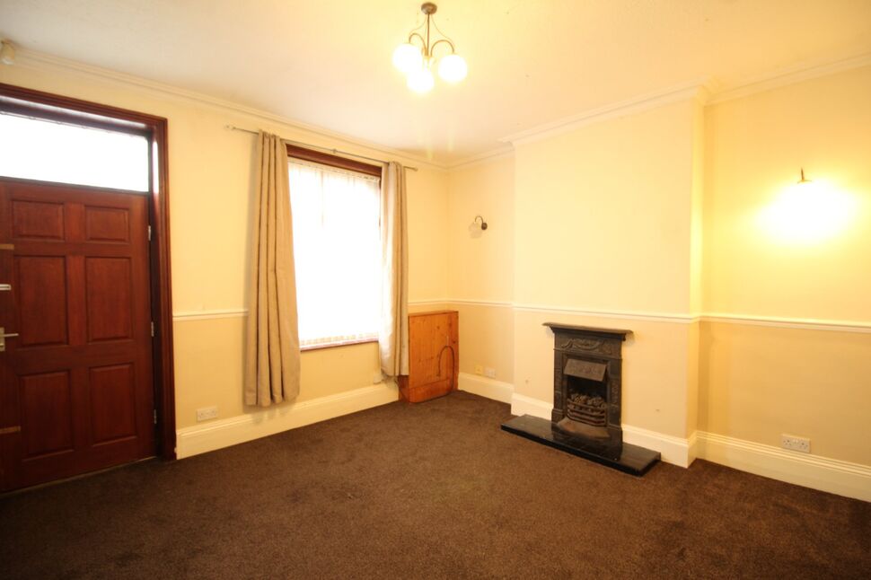 2 bedroom Mid Terrace House for sale, Dewsbury Road, Ossett, WF5 £140,000