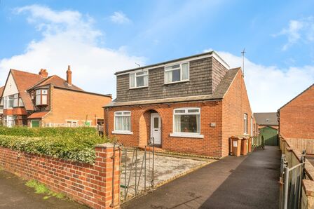 Kingsway, 3 bedroom Detached Bungalow for sale, £250,000