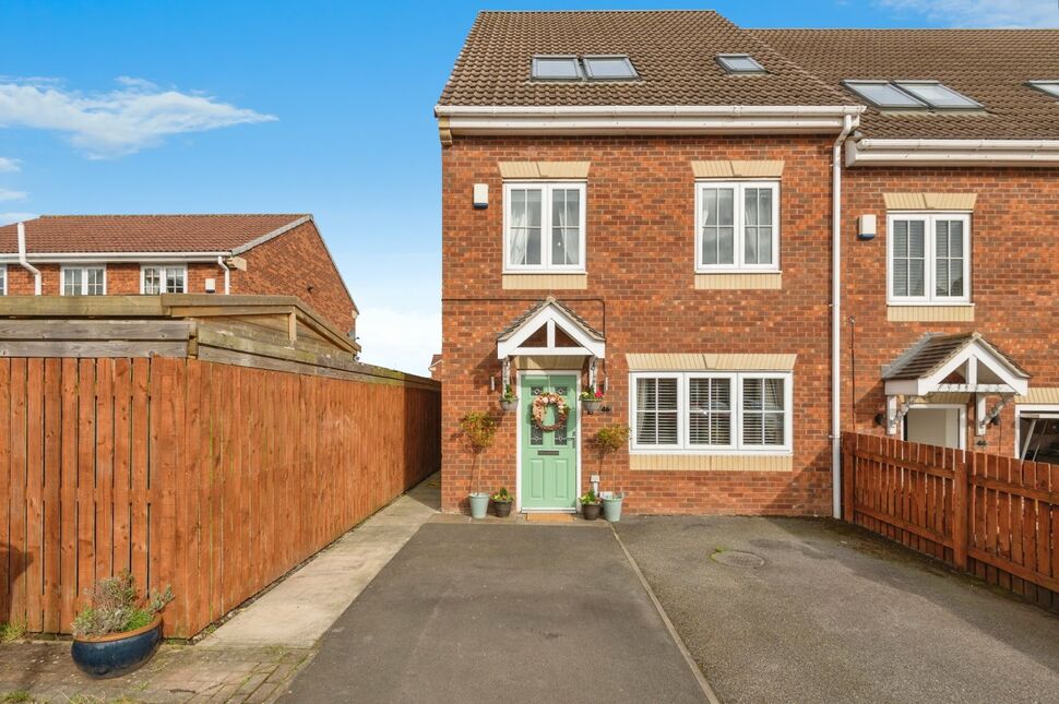 Main image of 5 bedroom End Terrace House for sale, Sunnydale Gardens, Ossett, West Yorkshire, WF5
