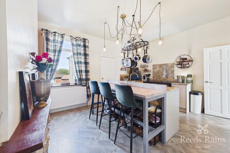 3 bedroom Mid Terrace House for sale