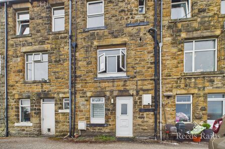 High Street, 1 bedroom Flat to rent, &pound;750 pcm