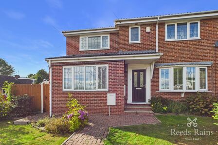 4 bedroom Semi Detached House for sale