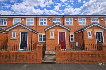 3 bedroom Mid Terrace House to rent