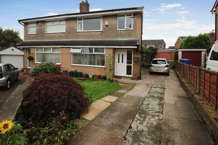 Willowcroft Avenue, 3 bedroom Semi Detached House for sale, £220,000