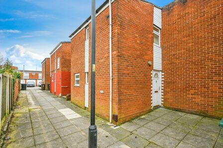3 bedroom Mid Terrace House for sale